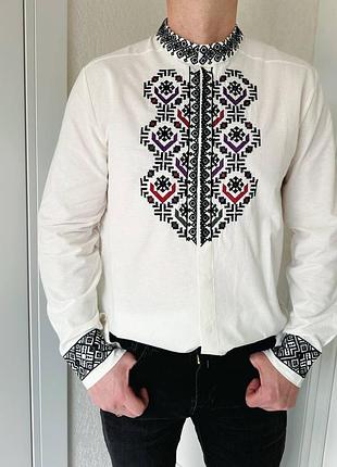 Мужская вышиванка с геометрическим орнаментом. размеры s, m, l, xl