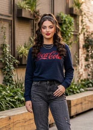 Світшот жіночий бренду coca cola з паєтками з стовідсоткової бавовни.
заміри:пог-64 см; довжина виробу -63 см,довжина рукава -63.