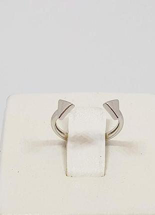 Серебряное незамкнутое кольцо. 81640 13,5