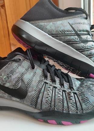 Кроссовки отличное состояние, легкие, размер 36 евро, 22.5 см
nike free tr6 849805-002 metallic silver athletic running shoes women