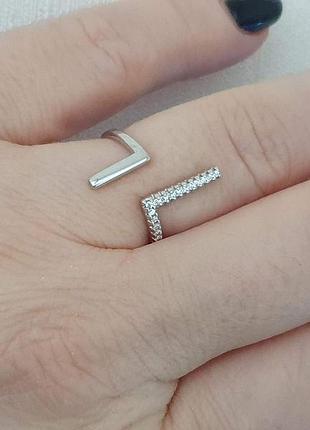 Серебряное незамкнутое кольцо с фианитами. 90101066 17