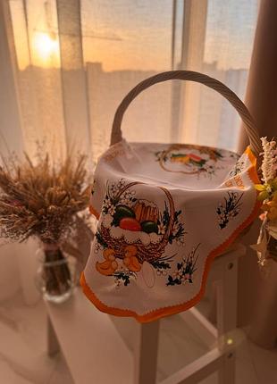 Пасхальное полотенце украшено глиттером и блестками