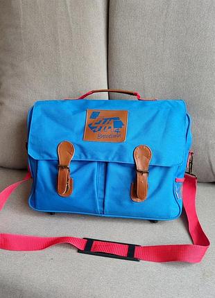 Стильная сумка - мессенджер через плечо.