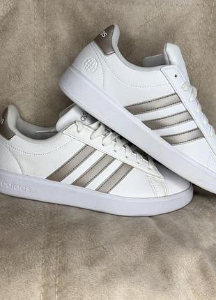 Кросівки бренду adidas, модель grand court 2.0.