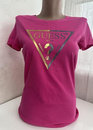 Яскрава футболка від guess