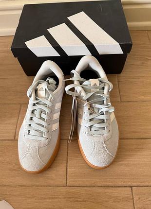 Кросівки adidas нові