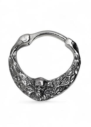 Серьга с черепом из серебра — кованая, ручная работа, мужская, средняя, с короткой дужкой