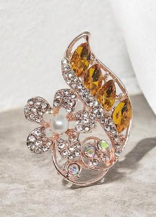 Золота металева брошка з камінням. висота 4,7 см. ширина 3,5 см.