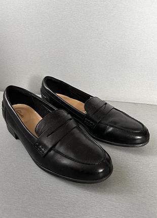 Жіночі чорні шкіряні лофери від бренду clarks