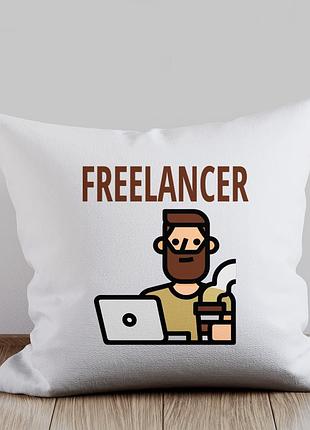 Подушка с принтом "freelancer" с бородатым программистом за ноутбуком для фрилансера, юмористическая подушка с мемом в подарок айт