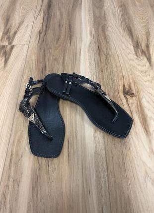 Сандалі guess