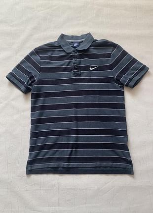 Чоловіче поло nike, що за дизайном схоже на модель nike club striped polo.