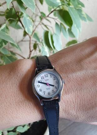 Стильні акуратні годинник зі шкіряним ремінцем timex