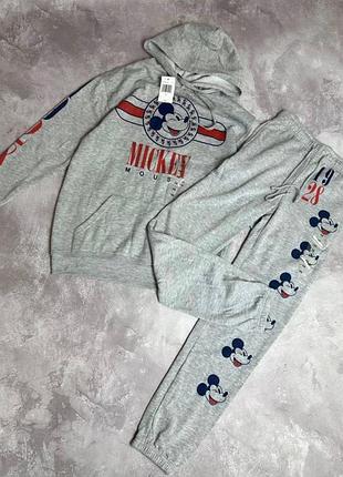 Спортивный женский костюм