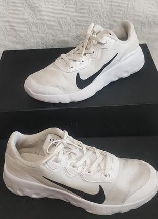 Білі бігові кросівки моделі nike explore strada