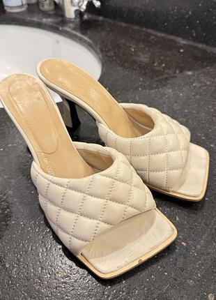 Шкіряні босоніжки у стилі bottega veneta від укр бренду estro 24,5 cм