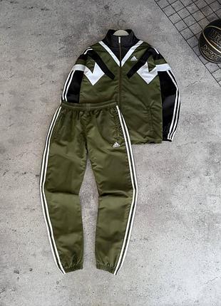 Стильный спортивный костюм adidas
