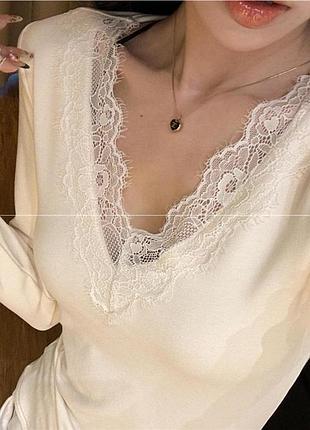 Лонгслив топ с кружевом, длинный рукав, v-вырез, молочно-белый, бежевый, размер l/xl или m/l