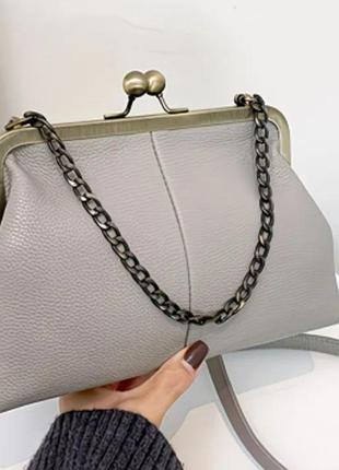 Сумка сірого кольору через плече