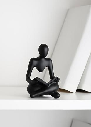 Статуетка декоративна мислитель з книгою