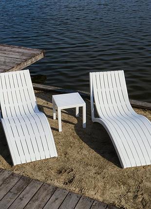 Комплект із 2 шезлонгів siesta slim + стіл siesta ocean side table - white