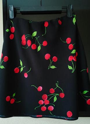 Яркая вискозная мини юбка в вишенки new look