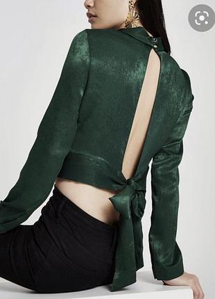 Смарагдова блузка river island із відкритою спиною та зав'язкою на талії.