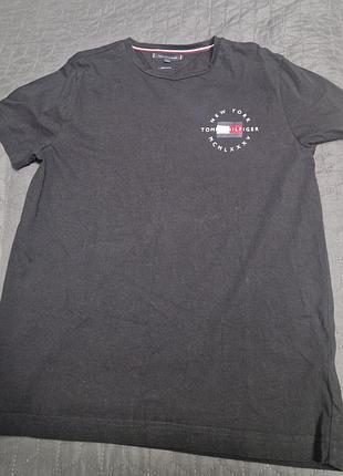 Мужская черная футболка от бренда tommy hilfiger модели roundle tee.