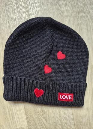 Шапка чорна love, з сердечками