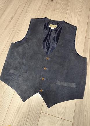 Синий замшевый жилет от бренда arizona jean company.