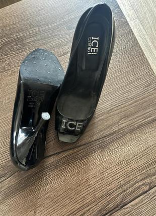 Чорні жіночі босоніжки на шпильці ice, шкіряні, з відкритим носком