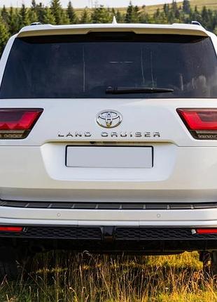 Накладка на задний бампер gxr белый для toyota land cruiser 300 2021- гг