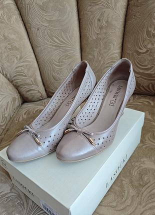 Кожаные туфли lasocki 38 р. натуральная кожа.