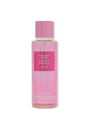 Парфюмированный спрей для тела с шиммером victoria’s secret velvet petals joy shimmer fragrance mist 250 мл