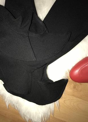 🌿актуальные чёрные брюки с рюшами штаны в обтяжку с воланами4 фото