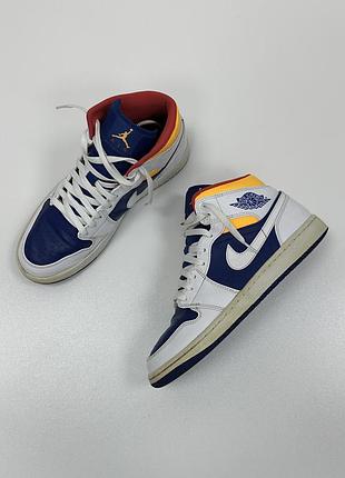 Лімітовані кросівки nike air jordan 1 mid lakers sneakers white/deep/royal blue