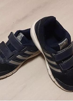 Кросівки фірми adidas.