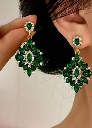 Серьги плесени золотистого цвета с зелеными камушками