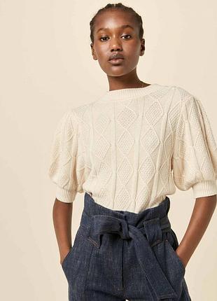 Бежевый джемпер с красивыми пуговицами