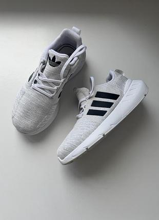 Кросівки adidas