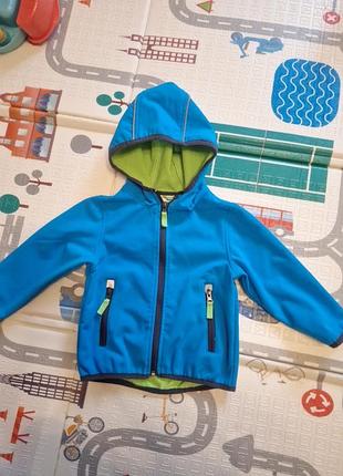 Дитяча демісезонна куртка типу softshell (софтшелл) від бренду topomini у яскраво-синьому кольорі з контрастними салатовими елементами. розмір 86