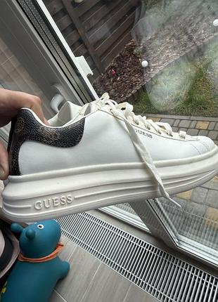 Кросівки білі guess 39 розмір. 24,5 см устілка. нові. кежуал