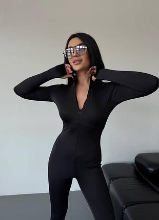 Стильный и изысканный утепленный женский комбинезон