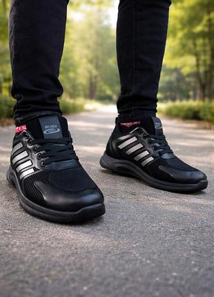 Стильні кросівки.