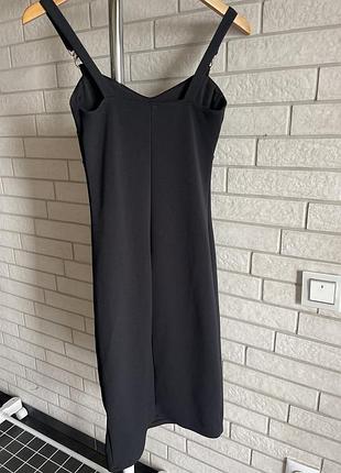 Черное платье-футляр миди river island с золотыми пряжками и разрезом