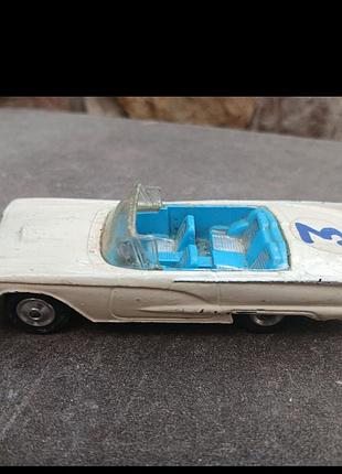 Коллекционная винтажная модель автомобиля ford thunderbird.