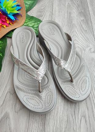 Вьетнамки шлепанцы crocs women's capri v sequin slipper размер w10 40