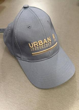 Сіра бейсболка з вишивкою "urban"  бренду sinsay