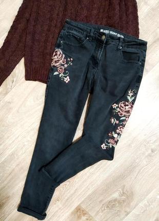 Джинсы с вышивкой