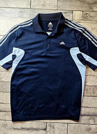 Мужская футболка-поло adidas, в черном с серыми вставками по бокам и фирменными тремя полосками на плечах. размер l